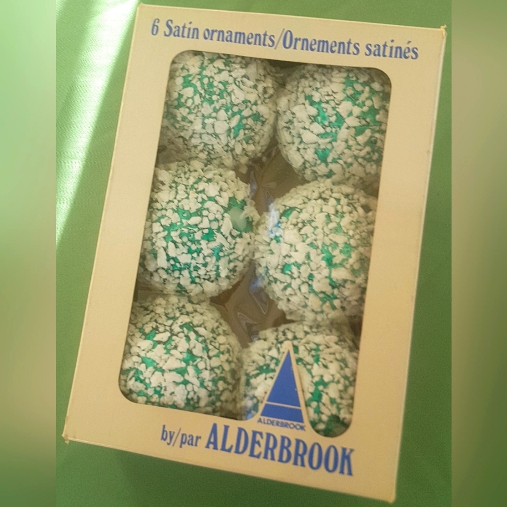 🎄 Vintage Holiday Tree Decorations